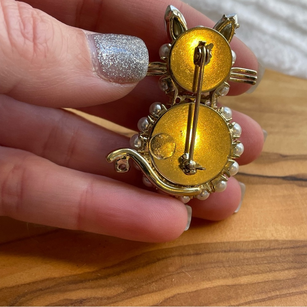 Elegant Vintage Faux Pearl Cat Brooch - Picture 5 of 6